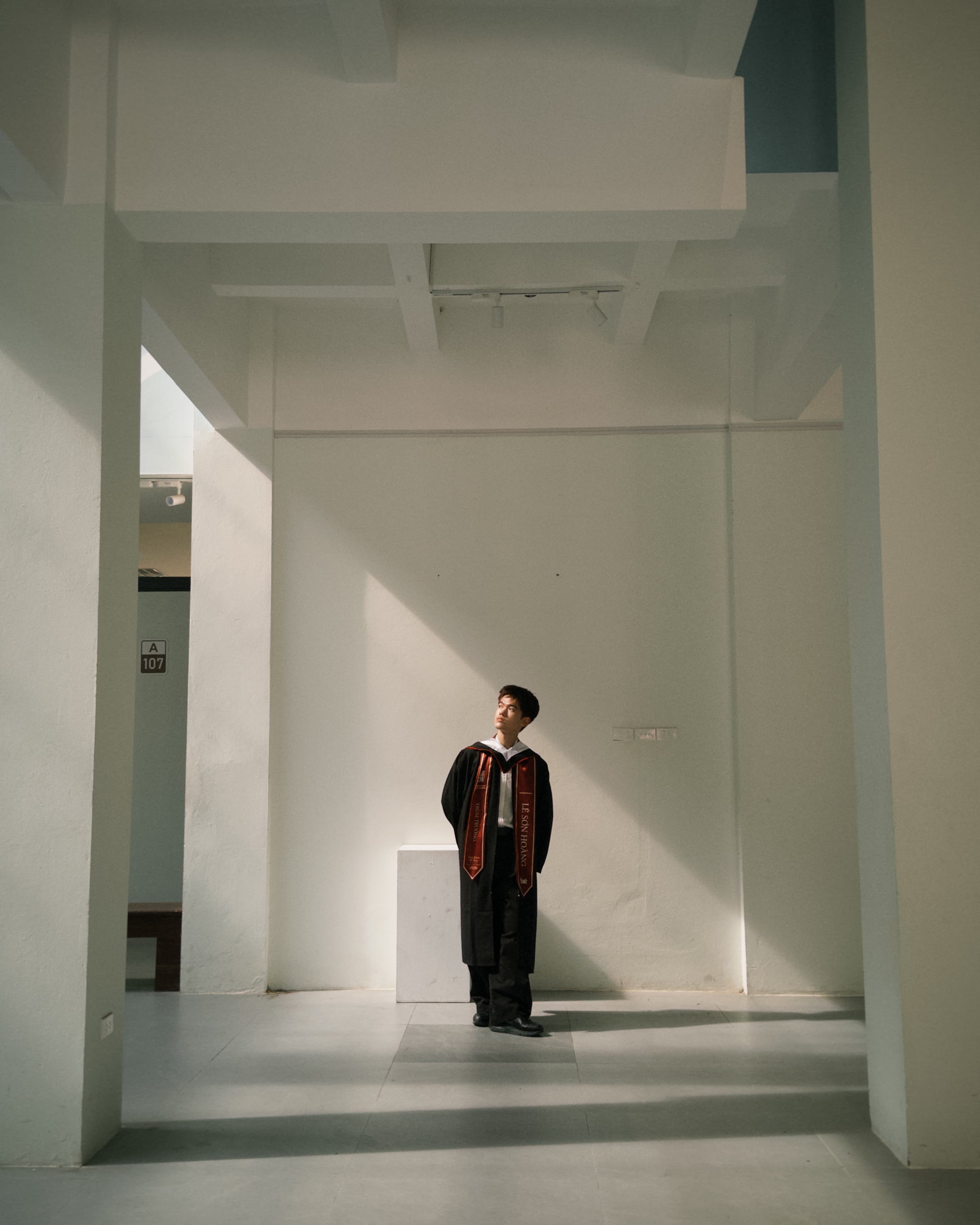 Ddoofi standing in a bright white studio room